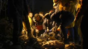 Turquia decreta luto oficial por vítimas de terremoto; frio e neve dificultam resgate de sobreviventes, da RFI