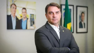 Só Deus sabe consequência de prisão de Bolsonaro, diz Flávio; Poder 360