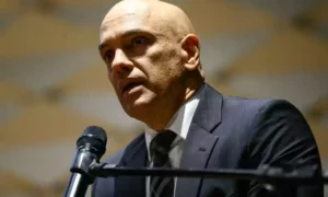 Homem ateia fogo no próprio corpo para protestar contra Alexandre de Moraes; Estado de Minas