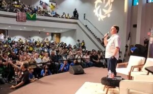 Bolsonaro anuncia volta ao Brasil; Revista Oeste