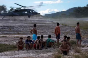 Começa nesta terça a operação de retirada de garimpeiros da Terra Indígena Yanomâmi; invasores já tentam sair, por Arthur Leal, Paula Ferreira, Jan Niklas e Rafael Garcia/O Globo