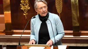 Assembleia da França rejeita moções de censura contra o governo e reforma da Previdência é aprovada; da RFI