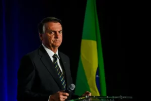 Bolsonaro se irrita com chegada pela ‘porta dos fundos’; aliados reclamam que tratamento é de ‘presidiário’, por Bela Megale/O Globo