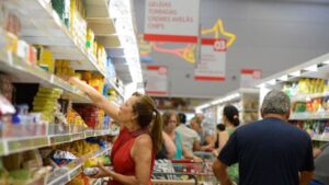 'Salgadinho é mais barato que fruta': subsidiados no Brasil, ultraprocessados causam 57 mil mortes no país, diz estudo, da BBC News