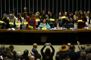 Cotas femininas avançam, mas estrutura partidária e anistia são entraves, por Thaísa Oliveira e Victoria Azevedo/Folha de São Paulo