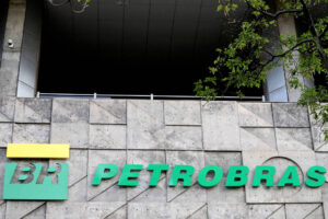 Sob Bolsonaro, Petrobras investiu menos e distribuiu 6 vezes mais dividendos, por Nicola Pamplona/Folha de São Paulo