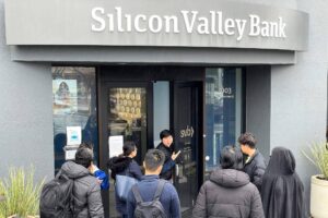 Falência do Silicon Valley Bank é a segunda maior dos EUA; reguladores assumem banco; Folha de São Paulo