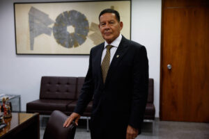 Governo Lula quer transformar militar em cidadão de segunda categoria, diz Mourão, por Thaísa Oliveira e Cézar Feitoza/Folha de São Paulo