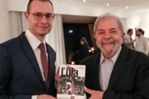 Lula diz que pode indicar Zanin para vaga no STF: 