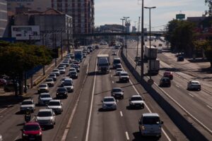 Mulheres no volante, segurança constante: pesquisa mostra que as canoenses são mais prudentes ao volante