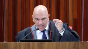 PF faz buscas na casa de acusados de hostilizar Alexandre de Moraes. Mandados foram autorizados pelo Supremo