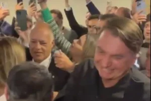 Bolsonaro é recebido por aliados na sede do PL: “O Capitão voltou”, por Laura Braga/Metrópoles