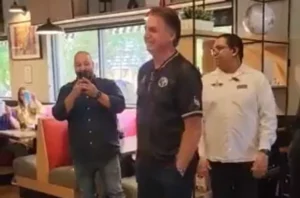 Bolsonaro é aplaudido em restaurante brasileiro nos EUA/Revista Oeste