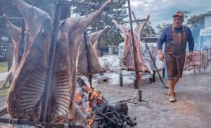 RS: Festival em Gramado terá 3 toneladas de churrasco e boi inteiro de 320 kg assado na hora. Evento acontece neste sábado, 11