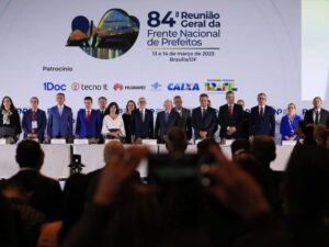 Prefeitos entregam carta com demandas prioritárias a Lula em encerramento da Reunião Geral da FNP