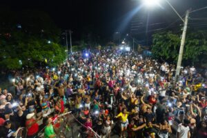 Milhares de foliões participam do Carnaval de Blocos de Canoas