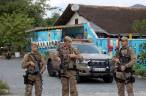 Assustadas com ataques, escolas anunciam catracas, detectores de metais e segurança armada, por Bruno Alfano e Pâmela Dias/O Globo