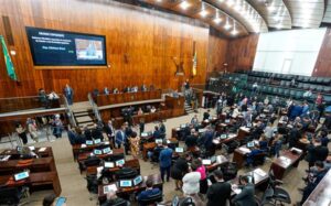 Assembleia: Piso do magistério e prazo de validade de concursos públicos na Ordem do Dia de terça-feira (4)