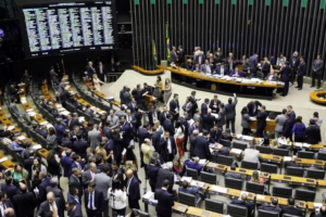 PL das Fake News: Mais de 100 deputados e big techs pressionam para adiar votação do projeto, por Julia Affonso/O Estado de São Paulo