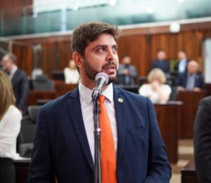 Em nova ofensiva judicial, deputado denuncia postagens ilegais de ministros de Lula