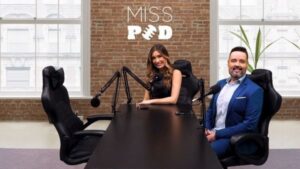 Apresentado por Carlos Totti e Cris Barth, podcast 'Miss Pod' estreia no canal UMiss/Coletiva.net