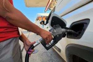 Preço da gasolina deve cair 8% e do gás, 15% para o consumidor, estimam analistas, por Carolina Nalin/O Globo