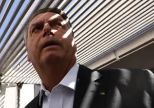 Bolsonaro elogia Mauro Cid e volta a se esquivar de acusação: ‘Peço a Deus que ele não tenha errado’, por Camila Turtelli e Lauriberto Pompeu/O Globo