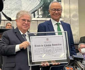 Fernando Lucchese é agraciado como Cidadão Honorário de Alagoas. Médico gaúcho recebeu homenagem na Assembleia Legislativa do Estado