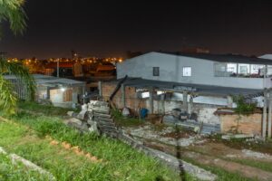 Equipes da Prefeitura de Canoas derrubam parte de muro que colocava em risco moradores