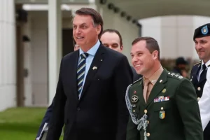 PF prende Mauro Cid, ex-ajudante de Bolsonaro, e faz buscas na casa do ex-presidente, por Igor Gadelha/Metrópoles