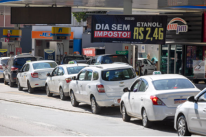 Gasolina deve subir em 22 estados e no Distrito Federal com novo ICMS, por Nicola Pamplona/Folha de São Paulo