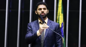 PSOL aciona MP contra colunista que foi homofóbico em texto sobre morte de David Miranda
