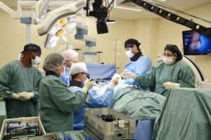 Porto Alegre: Nova tecnologia para cirurgia da coluna é utilizada pela primeira vez no Brasil na Santa Casa