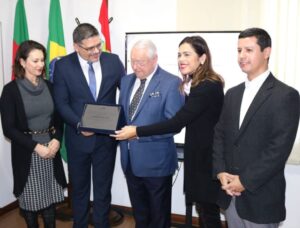 Diretoria do Conrerp homenageia Aristides Germani