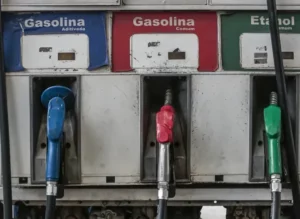 Preço da gasolina vai subir em quase todo o país e cair apenas em 3 estados. Veja onde vai ficar mais caro encher o tanque, por Bruno Rosa/O Globo