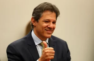 Haddad diz que programa para reduzir preço dos carros é 'tópico' e para poucos meses, por Victoria Abel/O Globo