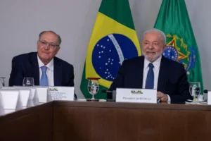 Carro popular terá desconto de até 10,96% com alívio de impostos, anuncia Alckmin, por Alice Cravo/O Globo