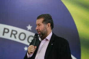 Carlos Lupi comemora derrota de Bolsonaro no TSE: “Belzebu inelegível”, por Carlos Estênio Brasilino/Metrópoles