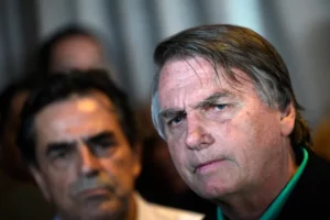 Bolsonaro inelegível: Senador protocola projeto de lei para anistiar ex-presidente, por Lauro Jardim e Rodrigo Castro/O Globo