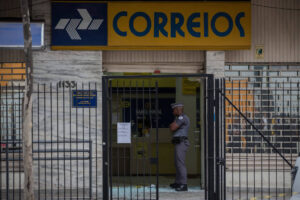 Funcionários dos Correios entram na Justiça contra perdas de R$ 12 bilhões no Postalis/Folha de São Paulo