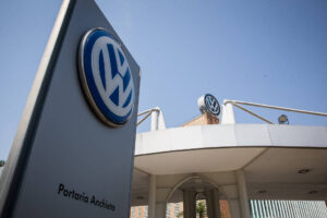 Volkswagen suspende produção de carros no Brasil por 'estagnação do mercado'/Folha de São Paulo