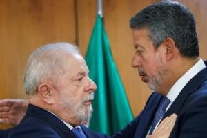 Lula admite trocas em ministérios em reunião com Lira e nega envolvimento com ação da PF, por Catia Seabra e Julia Chaib/Folha de São Paulo