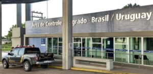 Brasileiro condenado por homicídio é extraditado pelo Uruguai. Criminoso foi entregue pela Interpol uruguaia aos policiais federais para cumprir pena de 17 anos de reclusão no Brasil