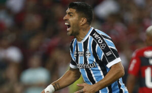 Luis Suárez surpreende, decide deixar o Grêmio e encaminha acerto com outro grande clube, informa jornalista, por Leandro Vieira/MSN