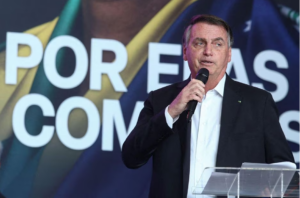 Bolsonaro volta a espalhar fake news e diz que vacinas têm grafeno que se acumula no testículo; veja, por Weslley Galzo/O Estado de São Paulo