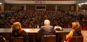 RS: Frei Betto lota teatro em Caxias do Sul após censura em escola e vende 43 quilos de livros. 'Quem diz amar a Deus sem amar ao próximo, mente', disse o religioso em palestra sobre fome e desigualdade; por Marcelo Menna Barreto/ ExtraClasse