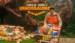 Circo dos Dinossauros arrecada mais de 800 kg de doações para vítimas do ciclone em Canoas