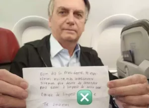 Em voo, Bolsonaro recebe bilhete carinhoso da equipe de limpeza, por Rodrigo Vilela/Diário do Poder