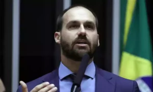 Eduardo Bolsonaro compara política de armas no Brasil com Alemanha Nazista/Estado de Minas