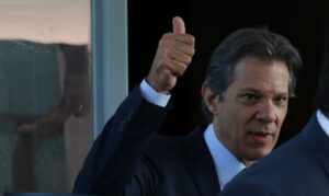 Reforma tributária será negociada após viagem de Lira, diz Haddad